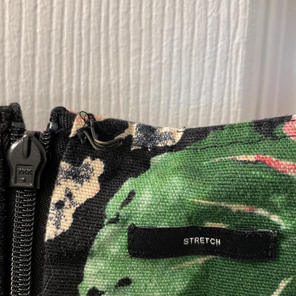 Talbot Sheath Dress size 2 Petites. Black floral V-neck sleeveless stretch dress - Picture 2 of 9